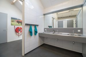 De sanitairruimte bij ossenkamp vakantiehuis een heel verschil met 20 jaar geleden