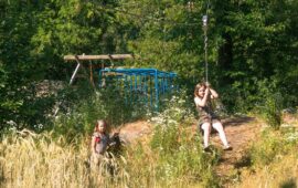 Spelen in het lange gras -Ossenkamp Vakantiehuis
