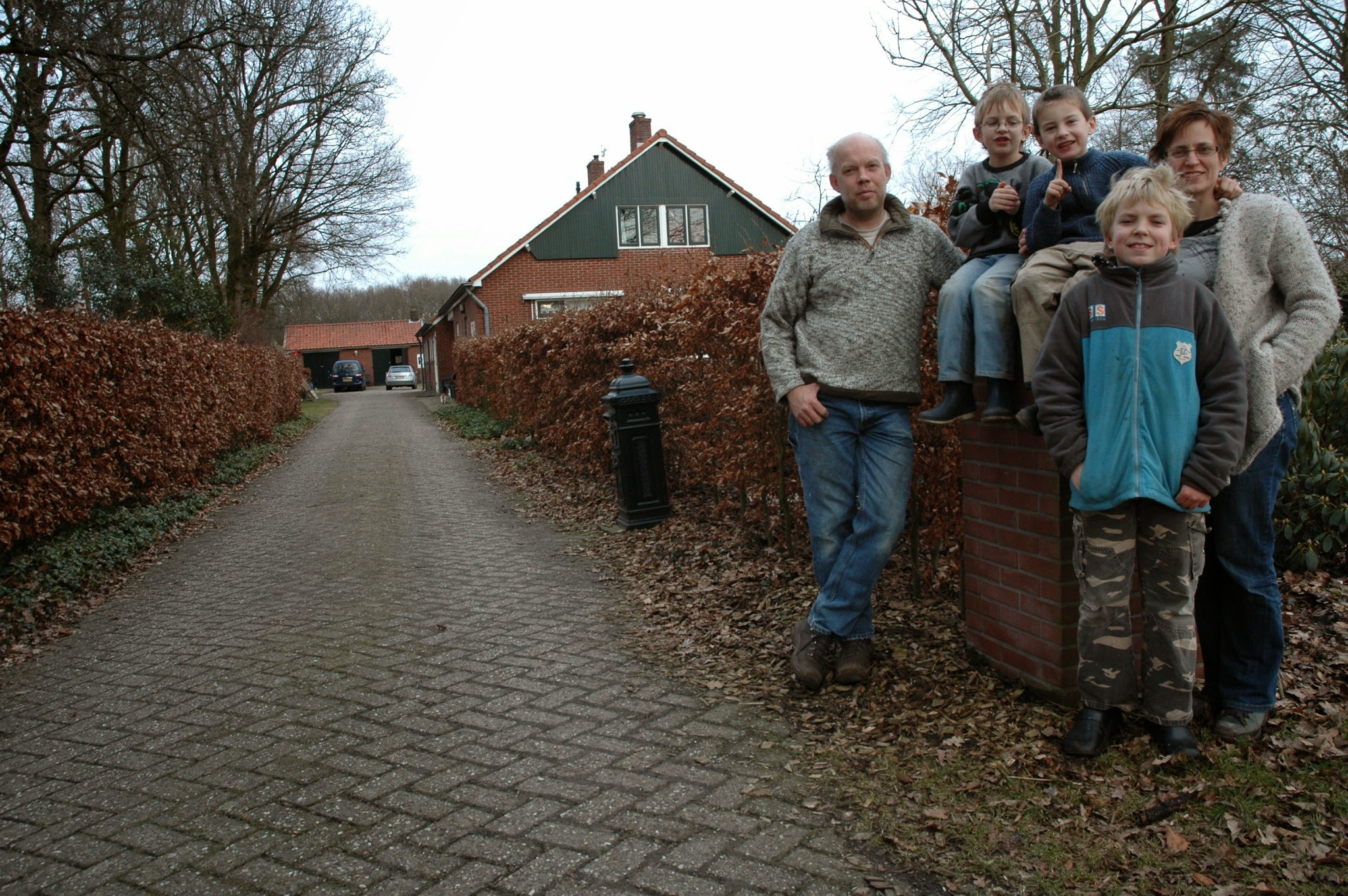 Groepsfoto bij Ossenkamp Vakantiehuis in de beginjaren